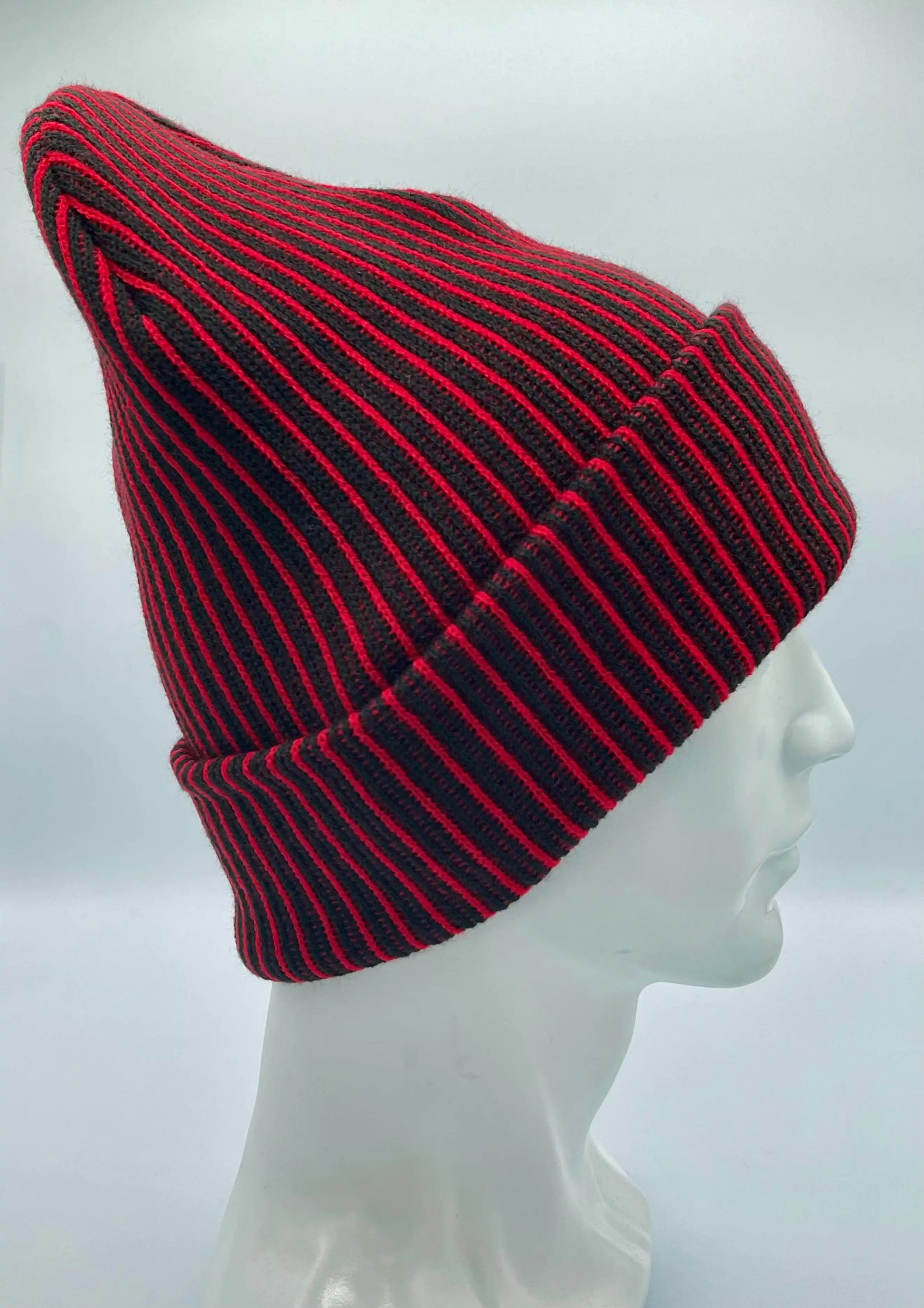 Cuffed beanie with wide ribbed striped knit in black and red, side patch