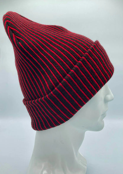 Cuffed beanie with wide ribbed striped knit in black and red, side patch