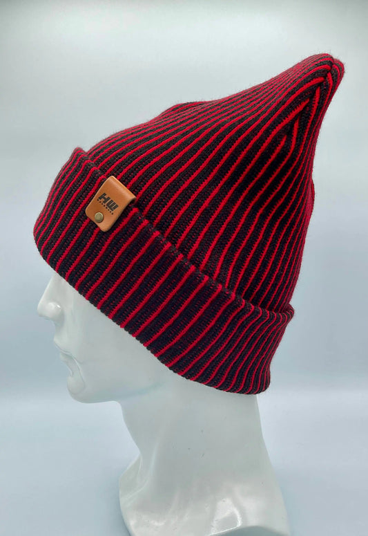 Cuffed beanie with wide ribbed stripes in black and red, front patch