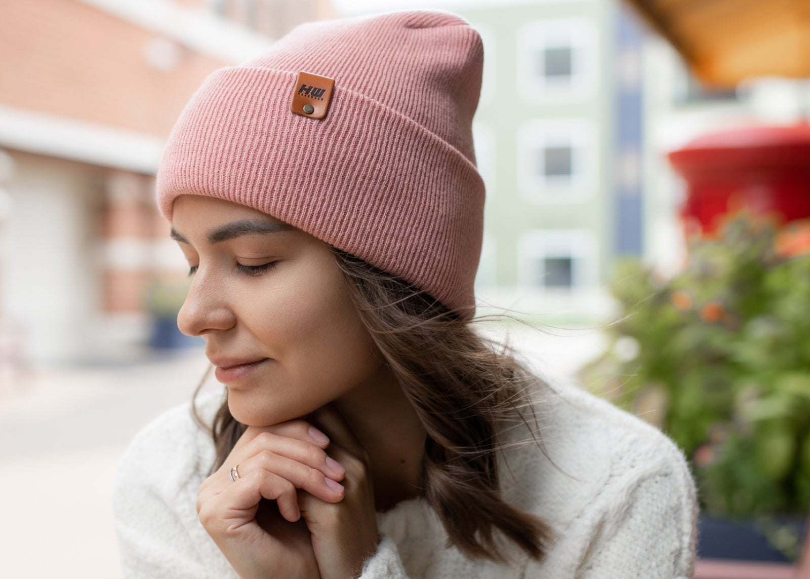 a modern wearing the h stitch beanie by haakwear